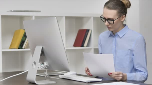 컴퓨터에서 작업 하는 젊은 캐주얼 여자 서류 — 비디오