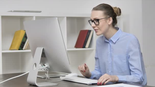 Chat vidéo en ligne par jeune fille occasionnelle — Video