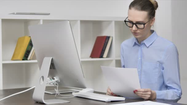 Nadenkend Casual meisje lezing Contract op het werk, administratie — Stockvideo