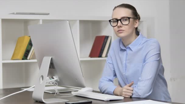 Pollici su da lavoro donna mentre guardando fotocamera — Video Stock