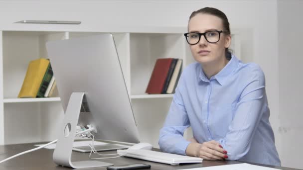 Arbeit verärgert junge Gelegenheitsmädchen unter Schock, die in die Kamera schaut — Stockvideo