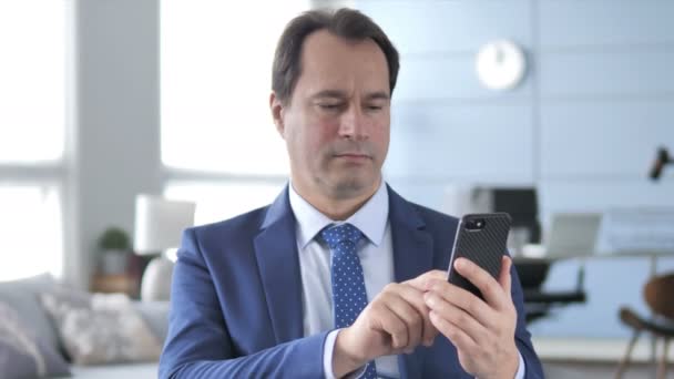 Empresario Mediana Edad Usando Smartphone Escribiendo Mensaje — Vídeo de stock