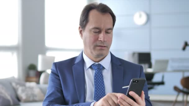 Moyen Age Homme Affaires Choc Tout Utilisant Smartphone — Video