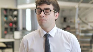 Genç İşadamı Gesturing No Sallayarak Kafa tarafından