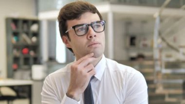Düşünen Genç İşadamı İş Başında, Beyin Fırtınası Fikri