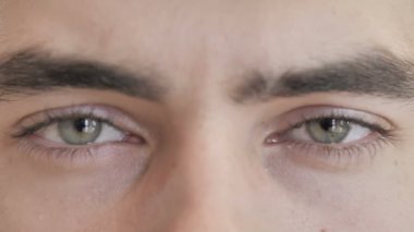 Genç Adamın Gözlükleriyle Yanıp Sönen Gözler