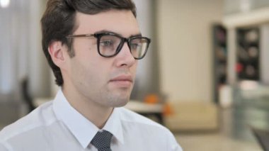 Genç İşadamı Düşünme yakın up