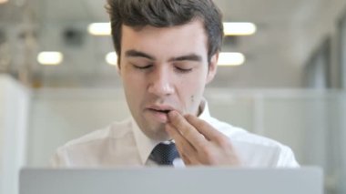 Yorgun Genç İşadamı Laptop, Frontal View Çalışma