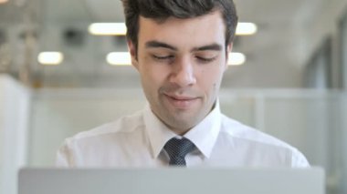 Gülümseyen Genç İşadamı, Frontal View