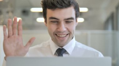 Iş yerinde Genç Işadamı tarafından online görüntülü sohbet