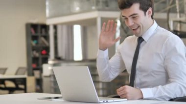 İşadamı Online Görüntülü Sohbet Sırasında İş Tartışıyor