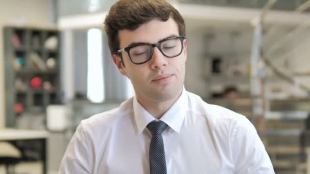 Smutny młody biznesmen uczucie zdenerwowany na utratę — Wideo stockowe