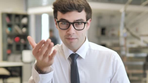 Zapraszanie gest przez młodego biznesmena — Wideo stockowe