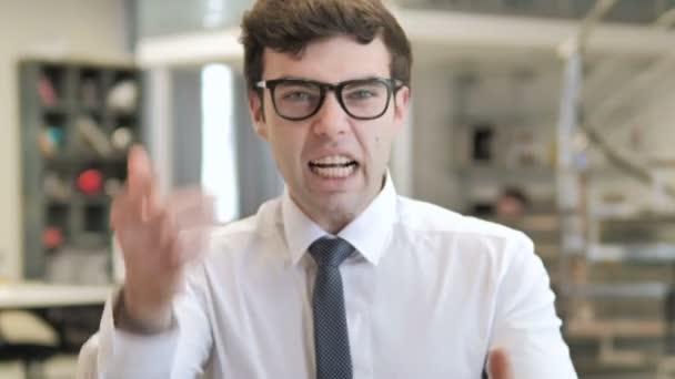 Разгневанный молодой бизнесмен кричит, бьется и ругается — стоковое видео