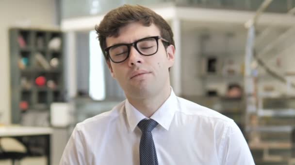 Retrato del joven empresario de mediana edad que duerme — Vídeo de stock