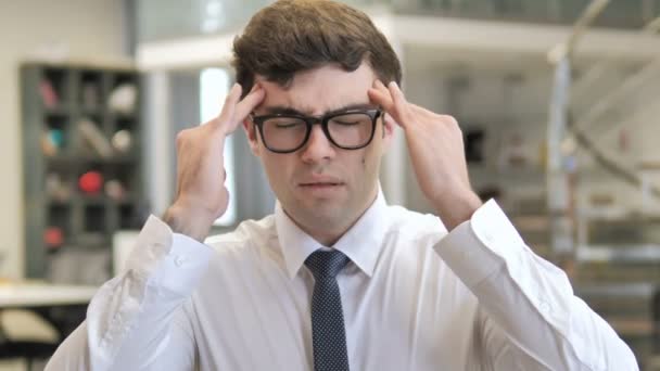 Голова болит, молодой бизнесмен с головной болью — стоковое видео
