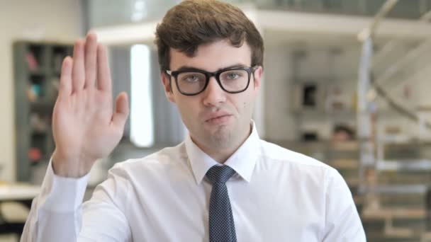 Остановитесь, молодой бизнесмен останавливается с рукой — стоковое видео