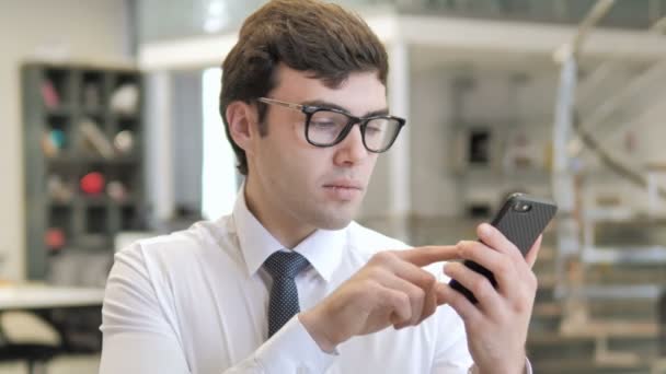 Jovem Empresário Usando Smartphone, Digitando Mensagem — Vídeo de Stock