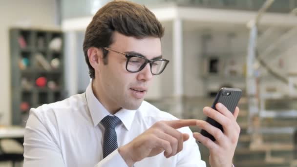 Joven Empresario Emocionado por el Éxito en Smartphone — Vídeo de stock