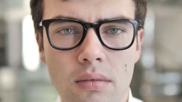 Közelről komoly ember Face a szemüveg — Stock videók