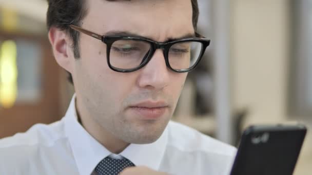 Close-up van jonge zakenman scrollen smartphone — Stockvideo