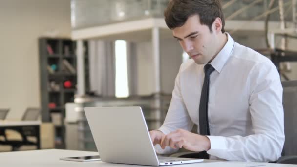 Jovem Empresário Entusiasmado Celebrando o Sucesso no Trabalho — Vídeo de Stock