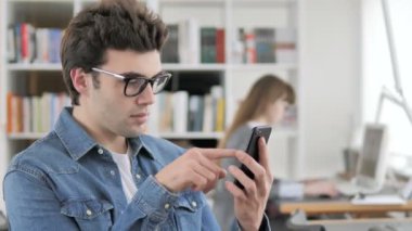 Yaratıcı Adam Telefon Kullanma, Mesaj Yazma