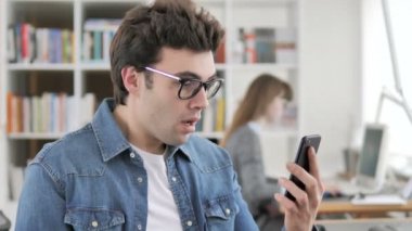 Yaratıcı Adam Akıllı Telefondaki Kayıplara Tepki Veriyor