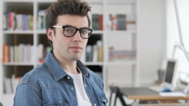 Ofiste Gülümseyen Yaratıcı Adam tarafından Uçan Öpücük