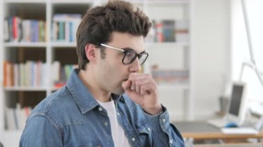 Öksürük, Hasta Yaratıcı Adam Öksürük