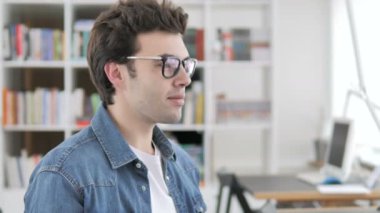 Yaratıcı Adam İş Başarısını Kutluyor