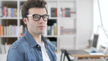 Başparmak aşağı işadamı tarafından