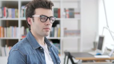 Başparmak yukarıya işadamı tarafından