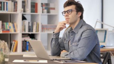 Düşünme Yaratıcı Adam Laptop Çalışma