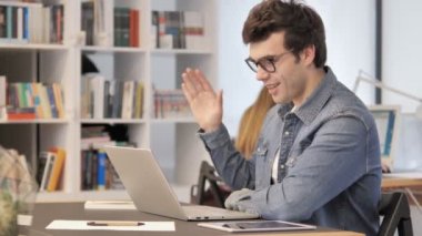 İşadamı tarafından Online Görüntülü Sohbet, İş Tartışıyor