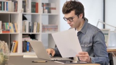 Belgeler ve Laptop Üzerinde Çalışan Yaratıcı Adam, Evrak