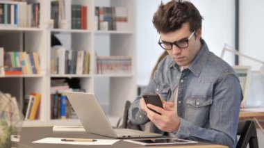 Akıllı Telefon ve Laptop Kullanan Yaratıcı Adam