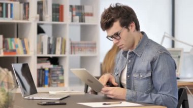 Tablette İnternet'te Gezinen Yaratıcı Adam