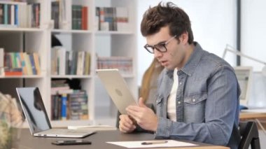 Üzgün Yaratıcı Adam Ofiste Tablet Üzerinde Kaybına Tepki