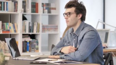 Yaratıcı Adam Kameraya Bakarak Thumbs Up