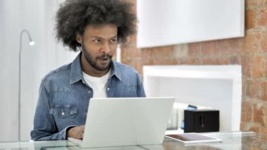 Esneme Yorgun Afrikalı Man Laptop Çalışma