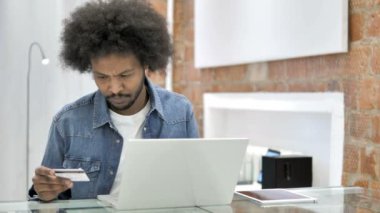 Online Ödeme, Afrikalı Man tarafından Online Alışveriş