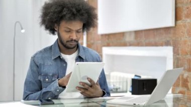 Tablette İnternet'e Göz Gezen Afrikalı Adam
