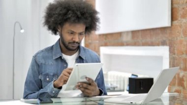 Afrikalı Adam Tablet te Projenin Başarısını Kutluyor