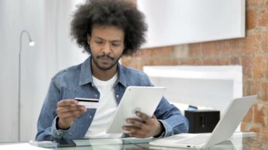 Afrikalı Adam tarafından Tablet Online Alışveriş