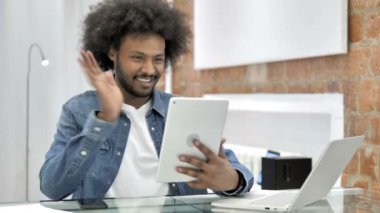 Afrikalı Adam Tablet Online Görüntülü Sohbet Yapıyor
