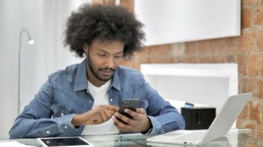 Afrikalı Adam Loft Office Smartphone Başarı için Heyecanlı