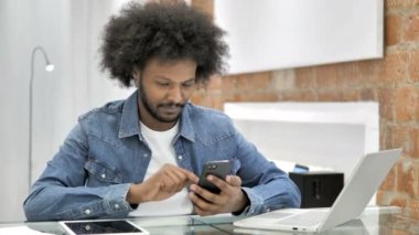 Akıllı Telefon Kullanırken Şok Afrikalı Adam