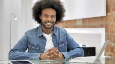 Loft Ofis'te Gülümseyen Afrikalı Adam