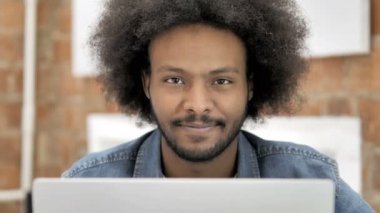 Evet, Afrikalı Adam İş Yerinde Teklif Kabul